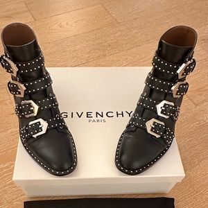 GIVENCHY – “Elegant” studded leather ankle boots - US 8 / IT 38